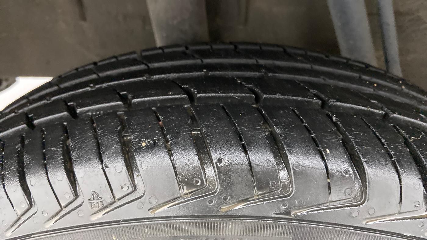 2017 Renault Kwid 1.0 RXL AT, Petrol, Automatic, 40,952 km, Right Rear Tyre Tread