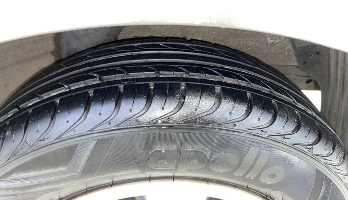 2013 Hyundai i20 MAGNA (O) 1.2, Petrol, Manual, 1,24,943 km, Left Rear Tyre Tread