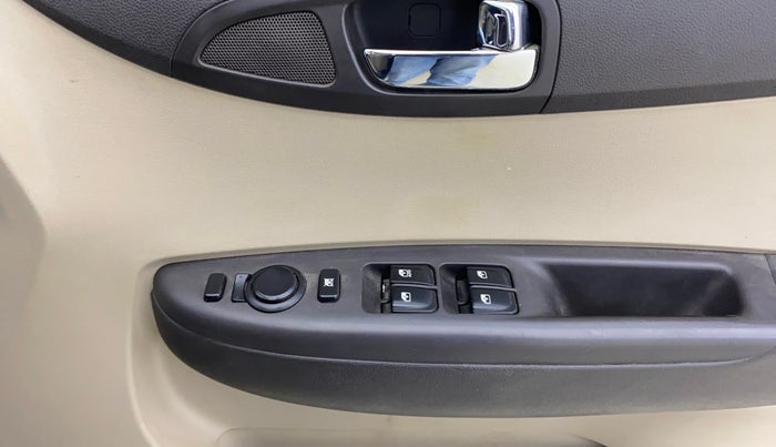 2013 Hyundai i20 MAGNA (O) 1.2, Petrol, Manual, 1,24,943 km, Driver Side Door Panels Control