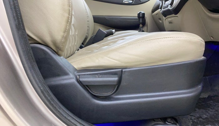 2013 Hyundai i20 MAGNA (O) 1.2, Petrol, Manual, 1,24,943 km, Driver Side Adjustment Panel