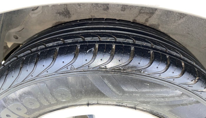 2013 Hyundai i20 MAGNA (O) 1.2, Petrol, Manual, 1,24,943 km, Right Rear Tyre Tread