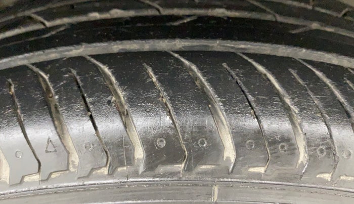 2023 Nissan MAGNITE XV MT, Petrol, Manual, 29,957 km, Right Front Tyre Tread