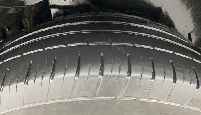 2015 Mahindra XUV500 W10, Diesel, Manual, 1,25,739 km, Right Rear Tyre Tread