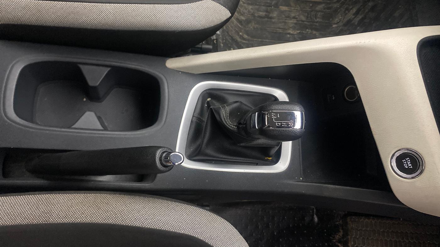 2024 Nissan MAGNITE XV AMT EZ Shift DT, Petrol, Automatic, 49,340 km, Gear Lever