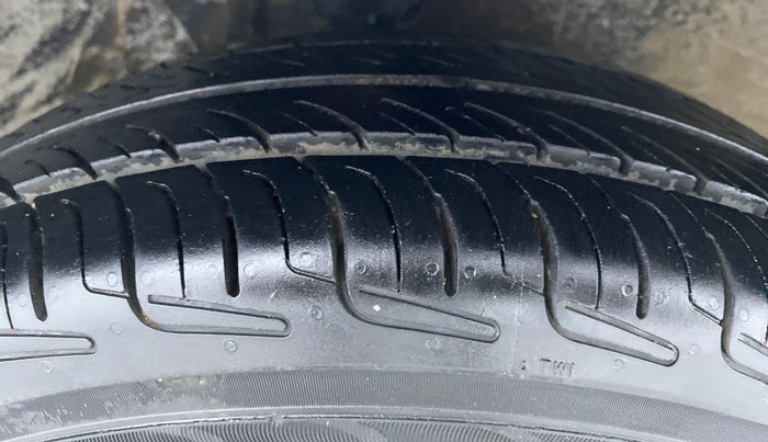 2017 Maruti Alto 800 LXI, Petrol, Manual, 8,798 km, Right Front Tyre Tread