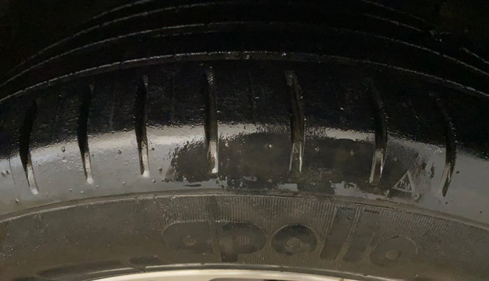 2018 Maruti Ciaz ALPHA  AT 1.5 SHVS PETROL, Petrol, Automatic, 62,754 km, Right Front Tyre Tread