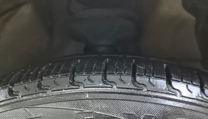 2015 Maruti Celerio VXI CNG, CNG, Manual, 1,29,816 km, Right Front Tyre Tread