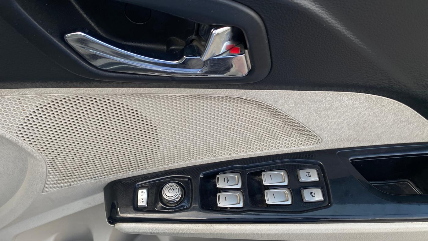 2019 Mahindra XUV300 W8 (O) 1.5 DIESEL, Diesel, Manual, 48,713 km, Driver Side Door Panels Control