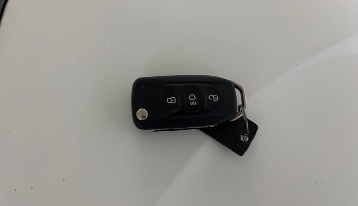2018 Tata NEXON XM PETROL, Petrol, Manual, 45,541 km, Key Close Up