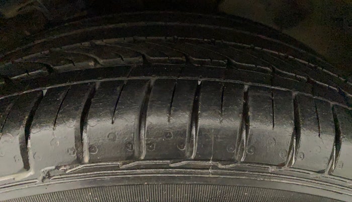 2015 Hyundai Elite i20 ASTA 1.2, Petrol, Manual, 27,696 km, Left Front Tyre Tread