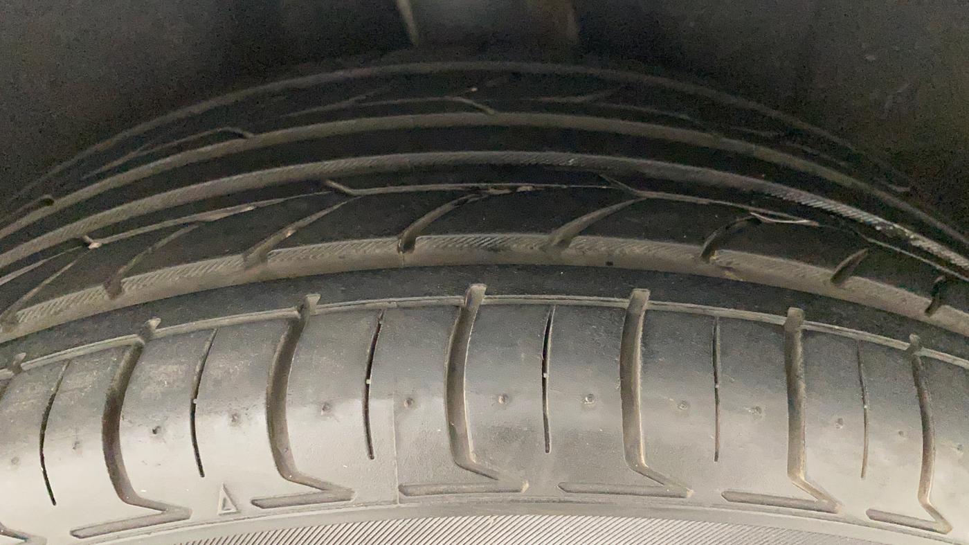 2013 Volkswagen Jetta COMFORTLINE TSI, Petrol, Manual, 1,09,357 km, Left Rear Tyre Tread