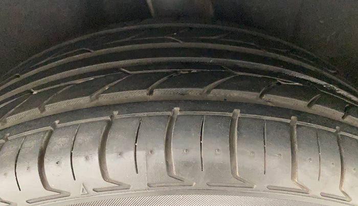 2013 Volkswagen Jetta COMFORTLINE TSI, Petrol, Manual, 1,09,357 km, Left Rear Tyre Tread