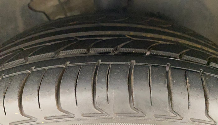2013 Volkswagen Jetta COMFORTLINE TSI, Petrol, Manual, 1,09,357 km, Right Front Tyre Tread