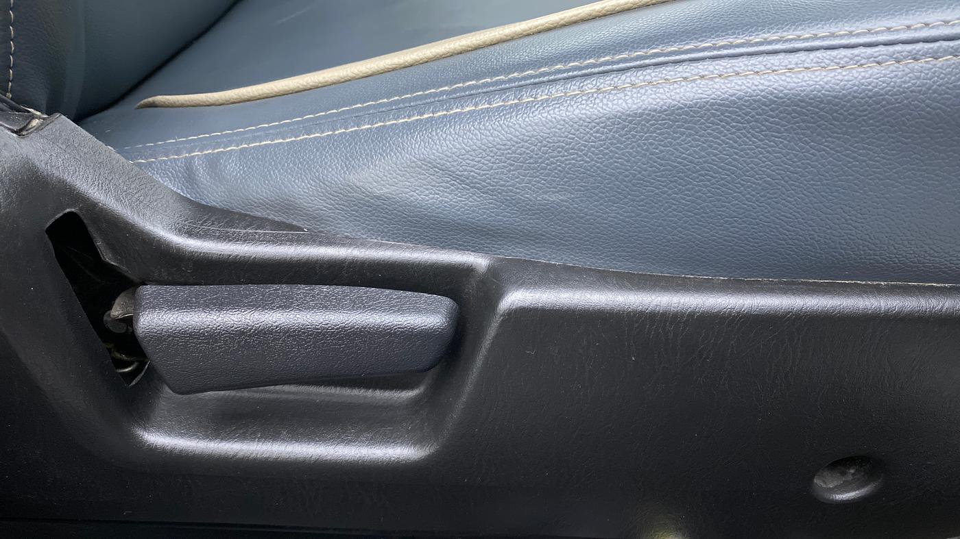2019 Maruti Alto VXI, CNG, Manual, 30,561 km, Driver Side Adjustment Panel