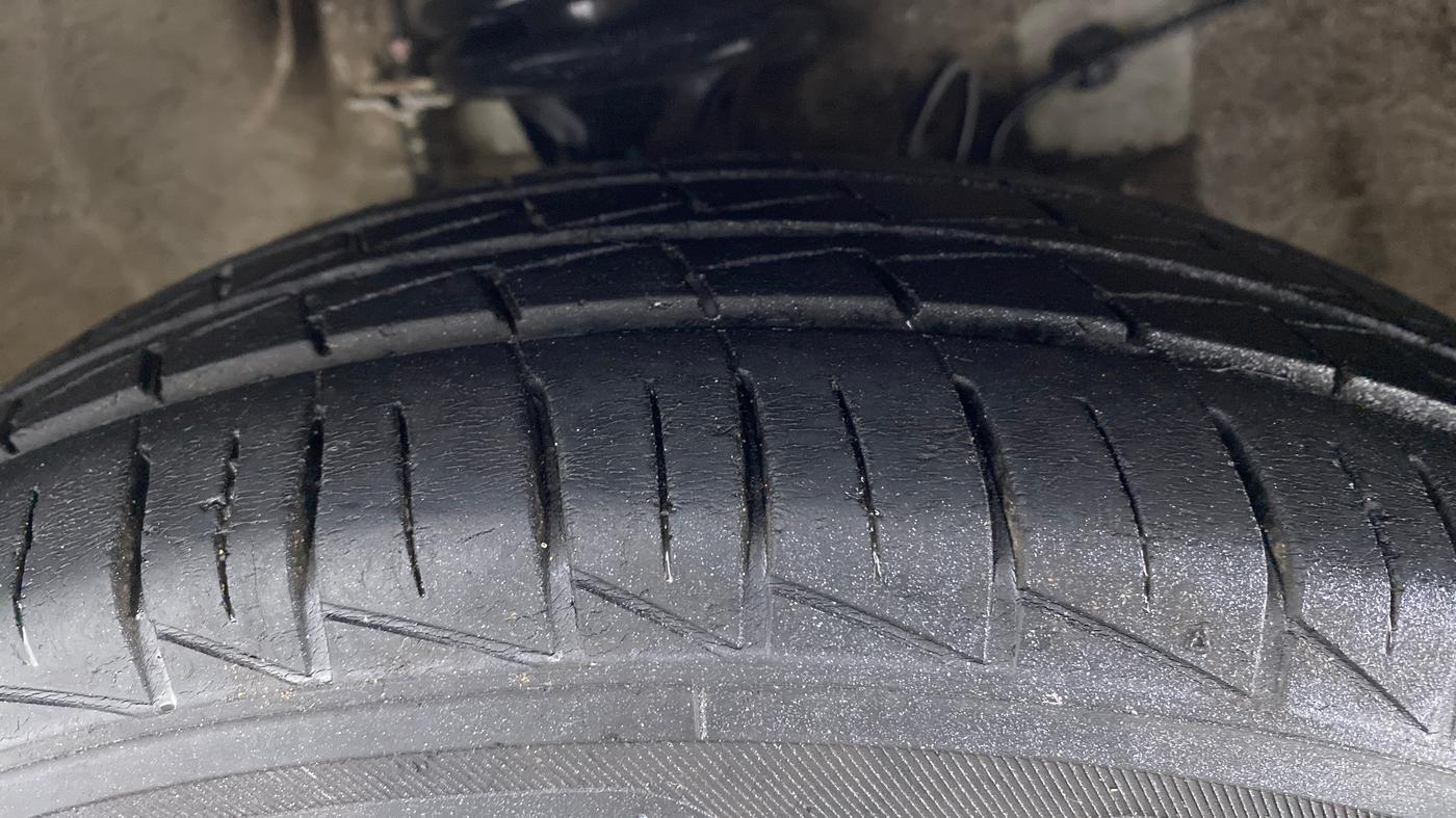 2019 Maruti Alto VXI, CNG, Manual, 30,561 km, Right Front Tyre Tread