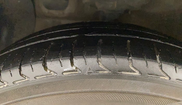 2015 Hyundai Grand i10 ASTA AT 1.2 KAPPA VTVT, Petrol, Automatic, 1,10,957 km, Left Front Tyre Tread