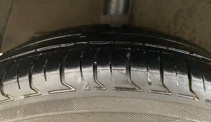 2015 Hyundai Grand i10 ASTA AT 1.2 KAPPA VTVT, Petrol, Automatic, 1,10,957 km, Right Rear Tyre Tread