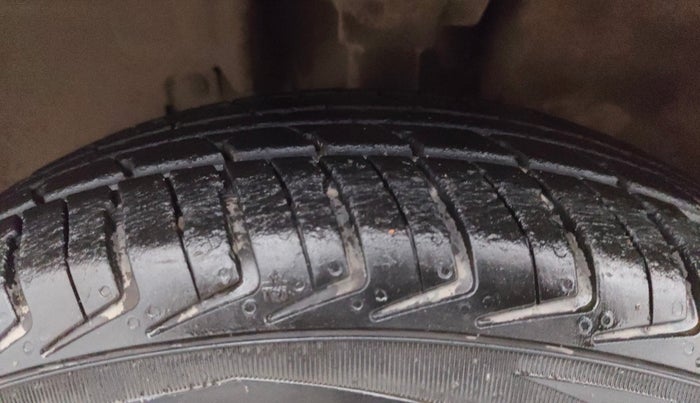 2019 Renault Kwid CLIMBER 1.0 AMT, Petrol, Automatic, 14,060 km, Left Front Tyre Tread