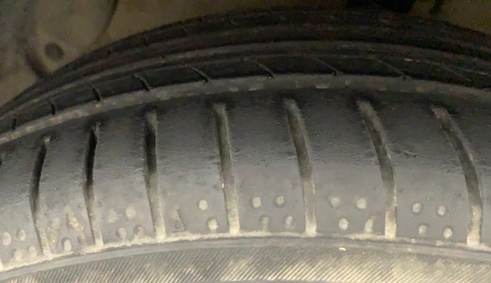 2014 Hyundai Xcent SX 1.2 (O), CNG, Manual, 80,704 km, Left Front Tyre Tread