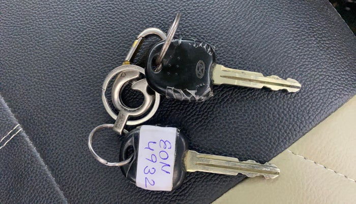 2015 Hyundai Eon ERA +, Petrol, Manual, 93,621 km, Key Close Up