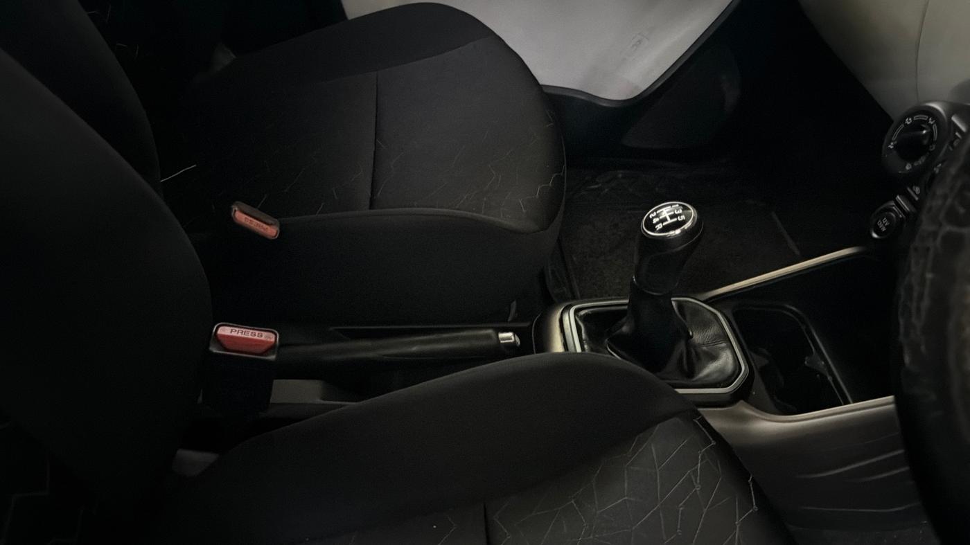 2017 Maruti IGNIS ZETA 1.2, Petrol, Manual, 97,153 km, Gear Lever