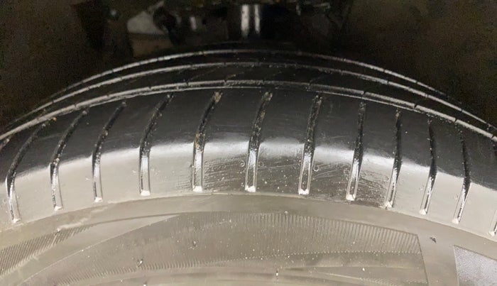 2023 Mahindra XUV700 AX 7 D MT 7 STR, Diesel, Manual, 1,37,545 km, Right Front Tyre Tread