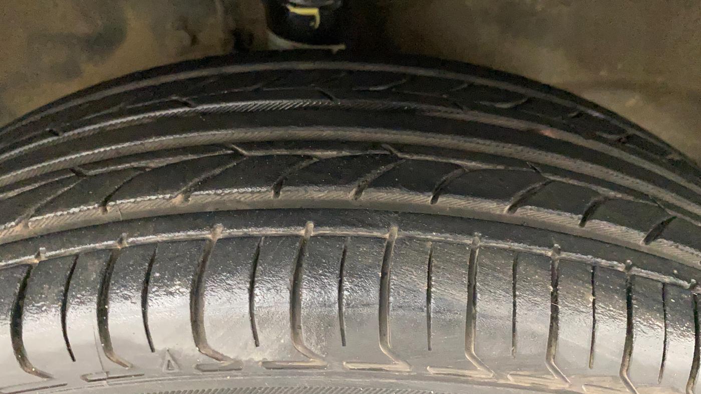 2017 Maruti Wagon R 1.0 VXI AMT, Petrol, Automatic, 36,404 km, Right Front Tyre Tread