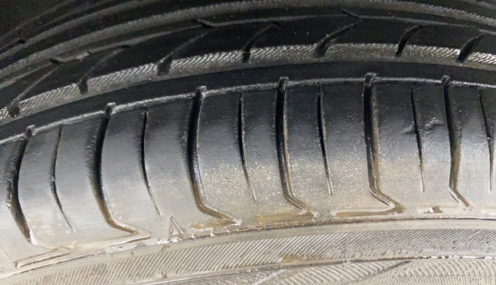 2012 Volkswagen Polo TRENDLINE 1.2L DIESEL, Diesel, Manual, 86,141 km, Left Front Tyre Tread