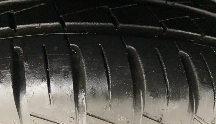 2023 Renault Kwid RXT 1.0 AMT, Petrol, Automatic, 1,292 km, Right Front Tyre Tread