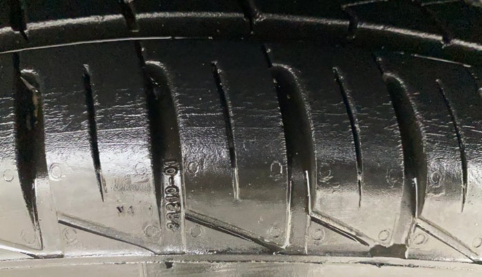 2023 Renault Kwid RXT 1.0 AMT, Petrol, Automatic, 1,292 km, Left Front Tyre Tread