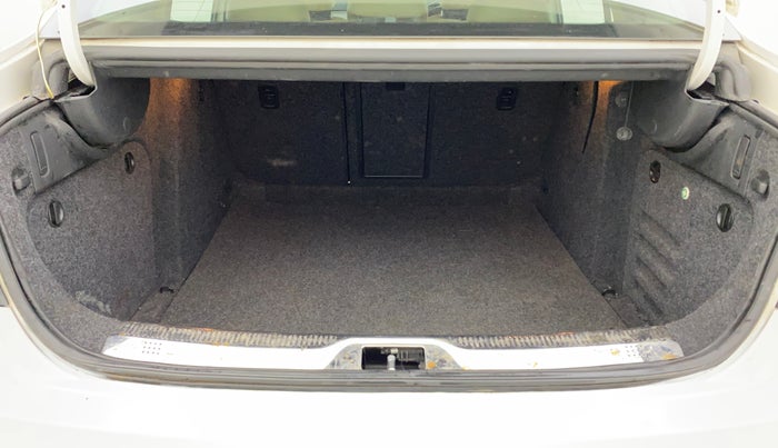 2014 Skoda Superb ELEGANCE 1.8 TSI AT, Petrol, Automatic, 64,620 km, Boot Inside