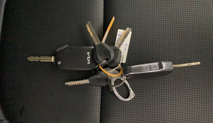 2024 KIA CARENS Premium (O) 1.5 Petrol 7 STR, Petrol, Manual, 9,445 km, Key Close Up