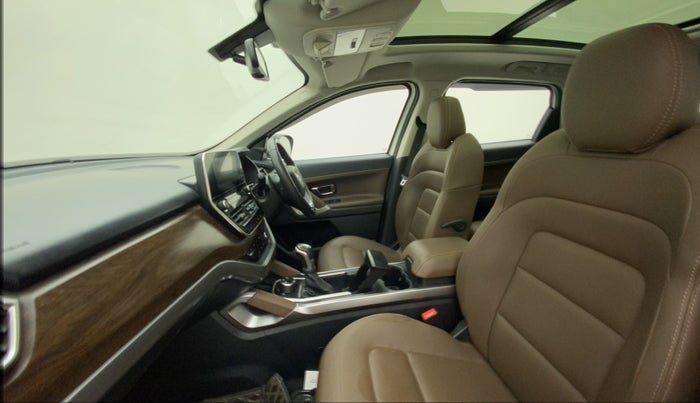 2020 Tata Harrier XZA PLUS 2.0L DUAL TONE, Diesel, Automatic, 25,151 km, Right Side Front Door Cabin