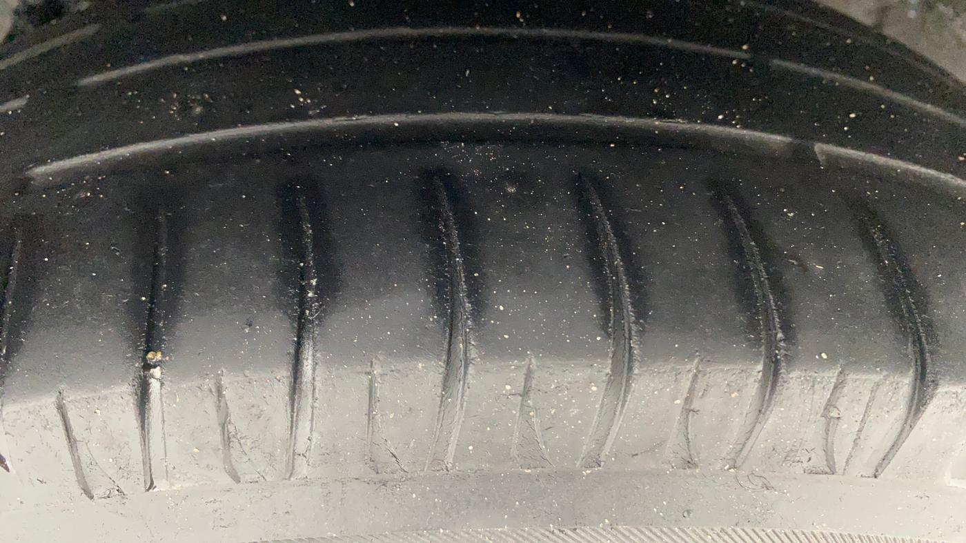 2017 Hyundai Xcent SX 1.2, Petrol, Manual, 1,17,959 km, Right Rear Tyre Tread