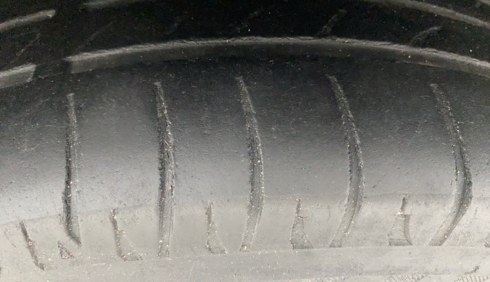2017 Hyundai Xcent SX 1.2, Petrol, Manual, 1,17,873 km, Left Front Tyre Tread