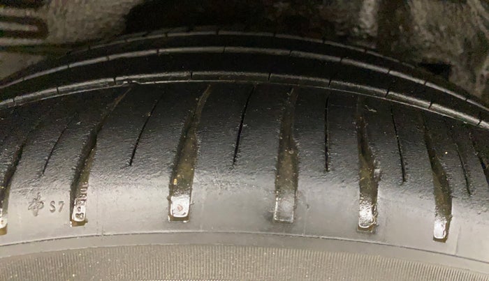 2014 Toyota Corolla Altis G PETROL, Petrol, Manual, 94,763 km, Right Rear Tyre Tread