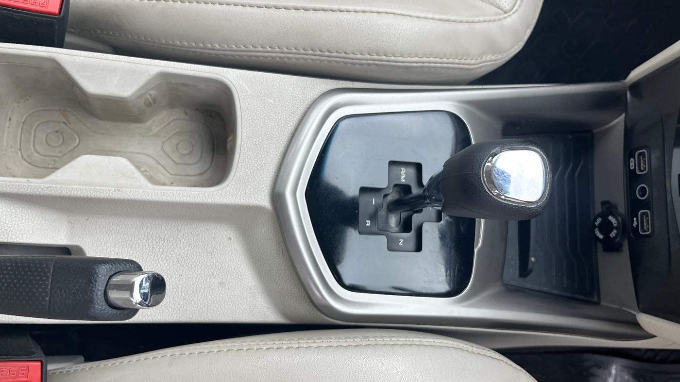 2023 Mahindra XUV300 W8 (O) 1.2 PETROL AMT, Petrol, Automatic, 35,603 km, Gear Lever