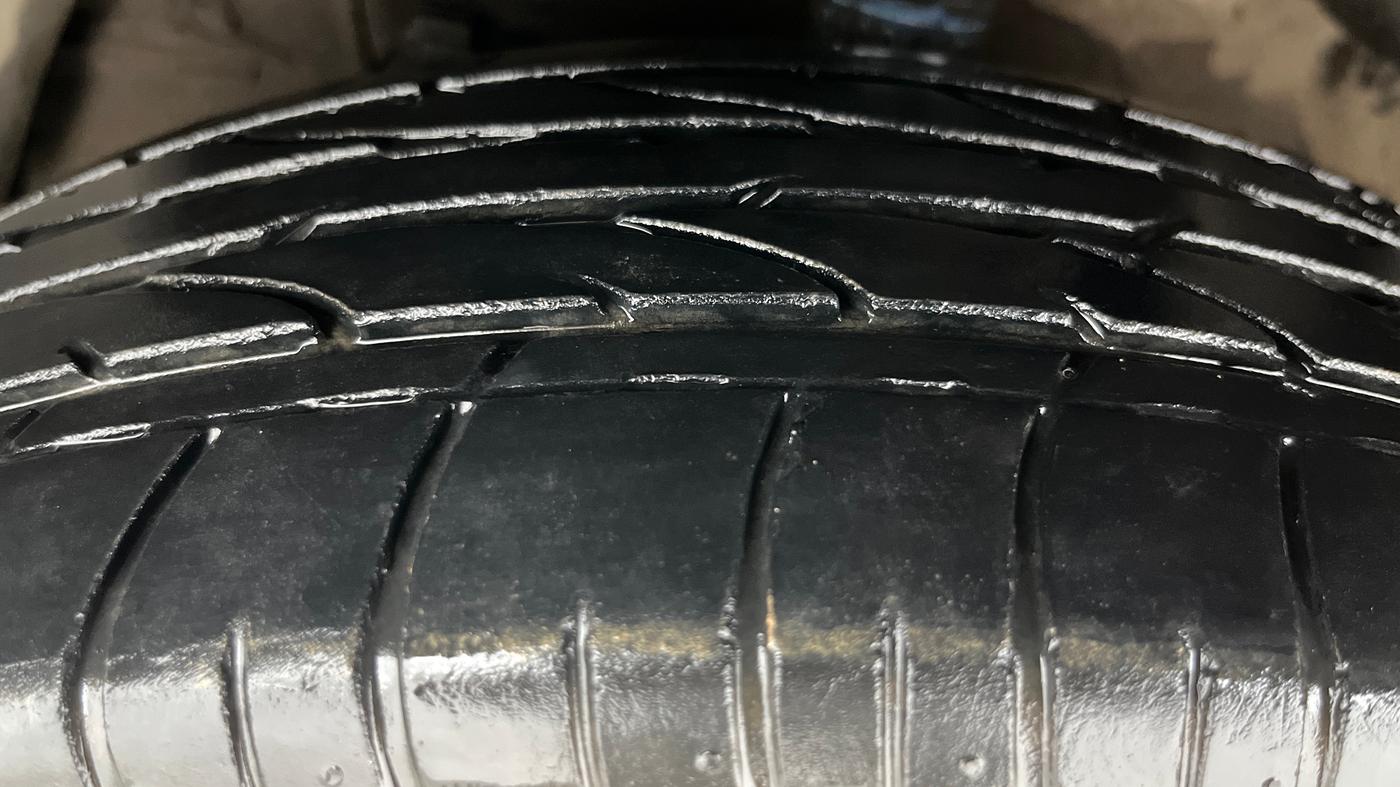 2023 Mahindra XUV300 W8 (O) 1.2 PETROL AMT, Petrol, Automatic, 35,603 km, Left Front Tyre Tread