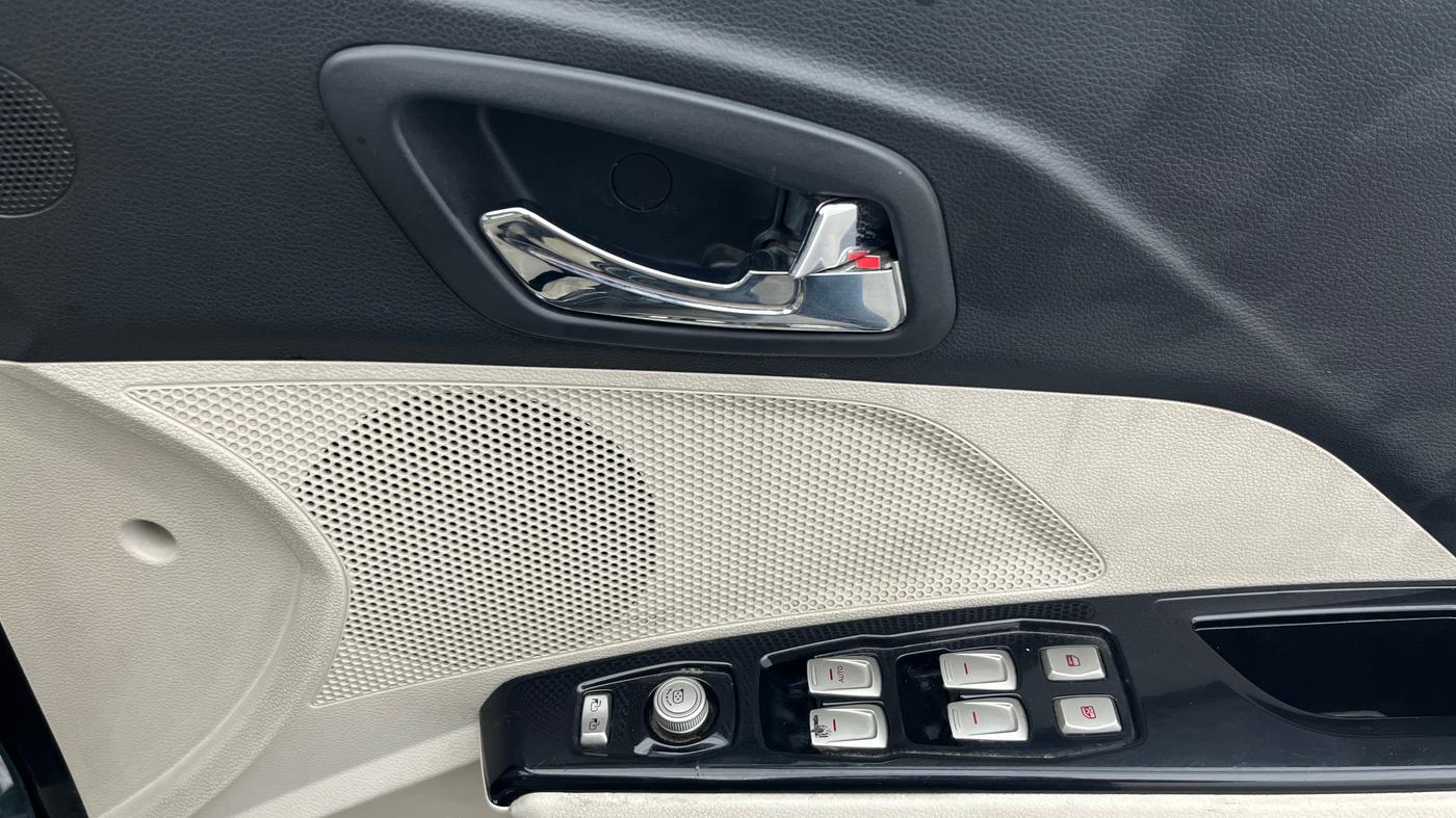 2023 Mahindra XUV300 W8 (O) 1.2 PETROL AMT, Petrol, Automatic, 35,603 km, Driver Side Door Panels Control
