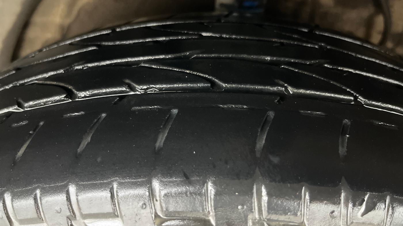 2023 Mahindra XUV300 W8 (O) 1.2 PETROL AMT, Petrol, Automatic, 35,603 km, Right Front Tyre Tread