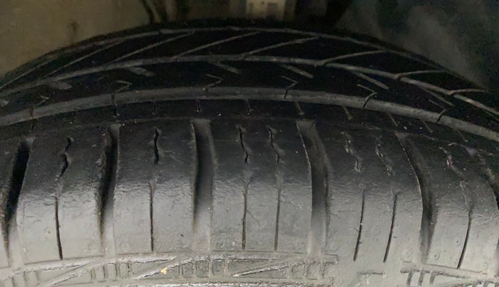 2017 Volkswagen Polo TRENDLINE 1.2L PETROL, Petrol, Manual, 92,205 km, Right Front Tyre Tread