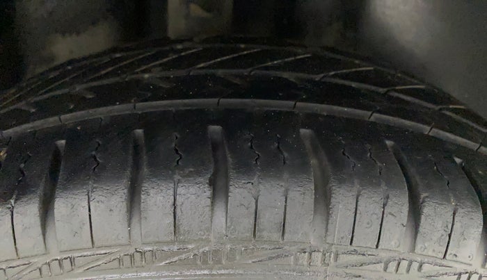 2017 Volkswagen Polo TRENDLINE 1.2L PETROL, Petrol, Manual, 92,205 km, Right Rear Tyre Tread