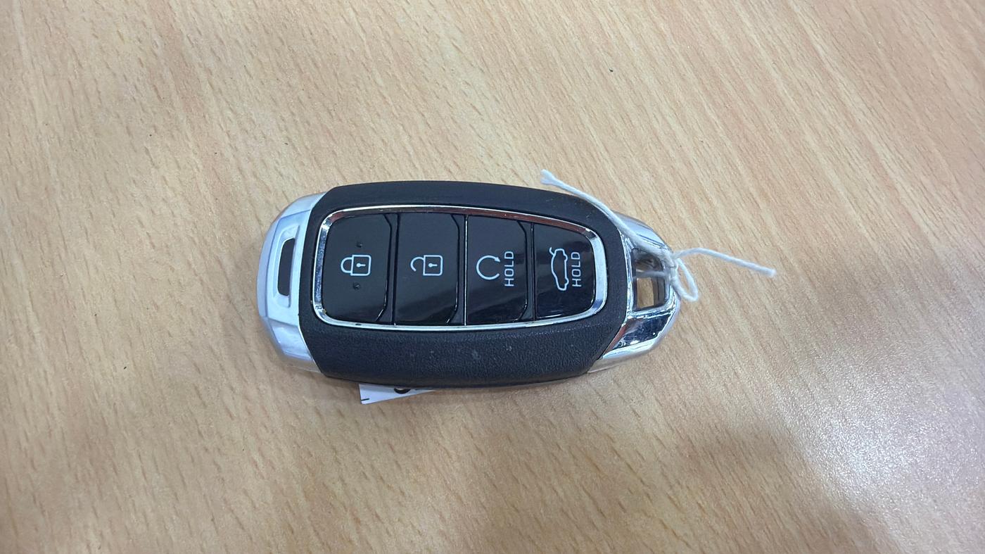 2024 Hyundai Verna SX(O) 1.5 MPI IVT , Petrol, Automatic, 11,741 km, Key Close Up