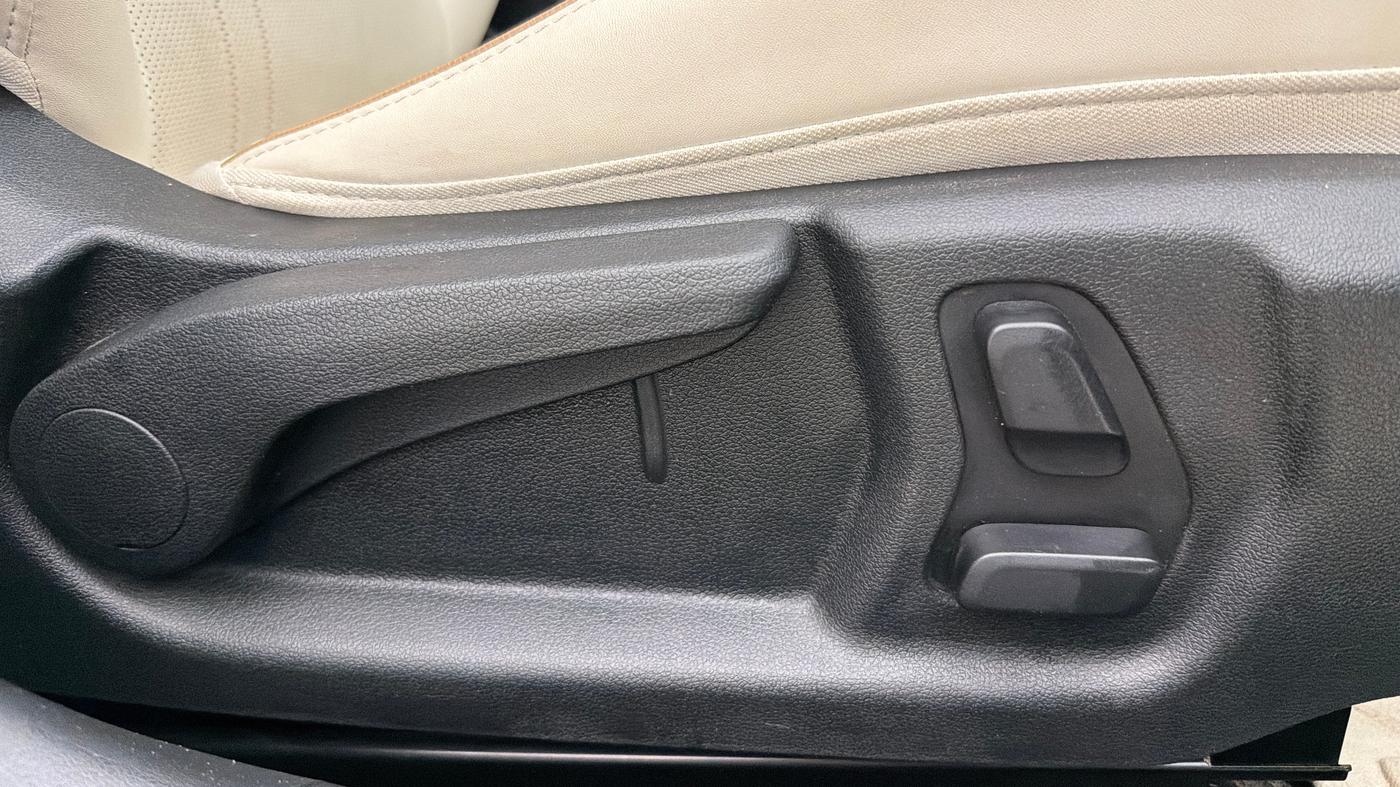 2024 Hyundai Verna SX(O) 1.5 MPI IVT , Petrol, Automatic, 11,741 km, Driver Side Adjustment Panel