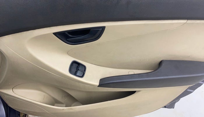 2014 Hyundai Eon MAGNA +, Petrol, Manual, 68,830 km, Driver Side Door Panels Control