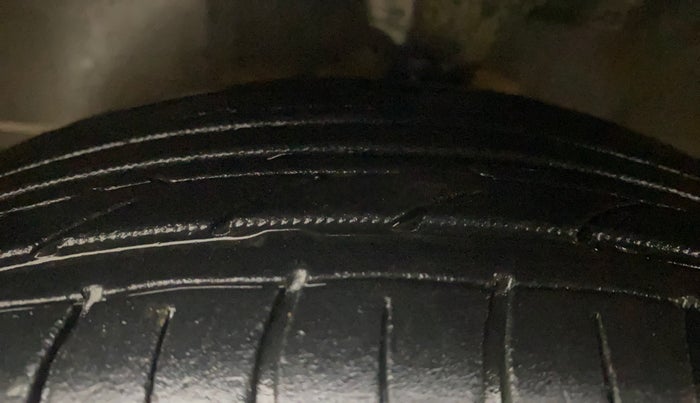 2014 Hyundai Eon MAGNA +, Petrol, Manual, 68,830 km, Left Front Tyre Tread