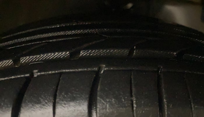 2014 Hyundai Eon MAGNA +, Petrol, Manual, 68,830 km, Right Front Tyre Tread