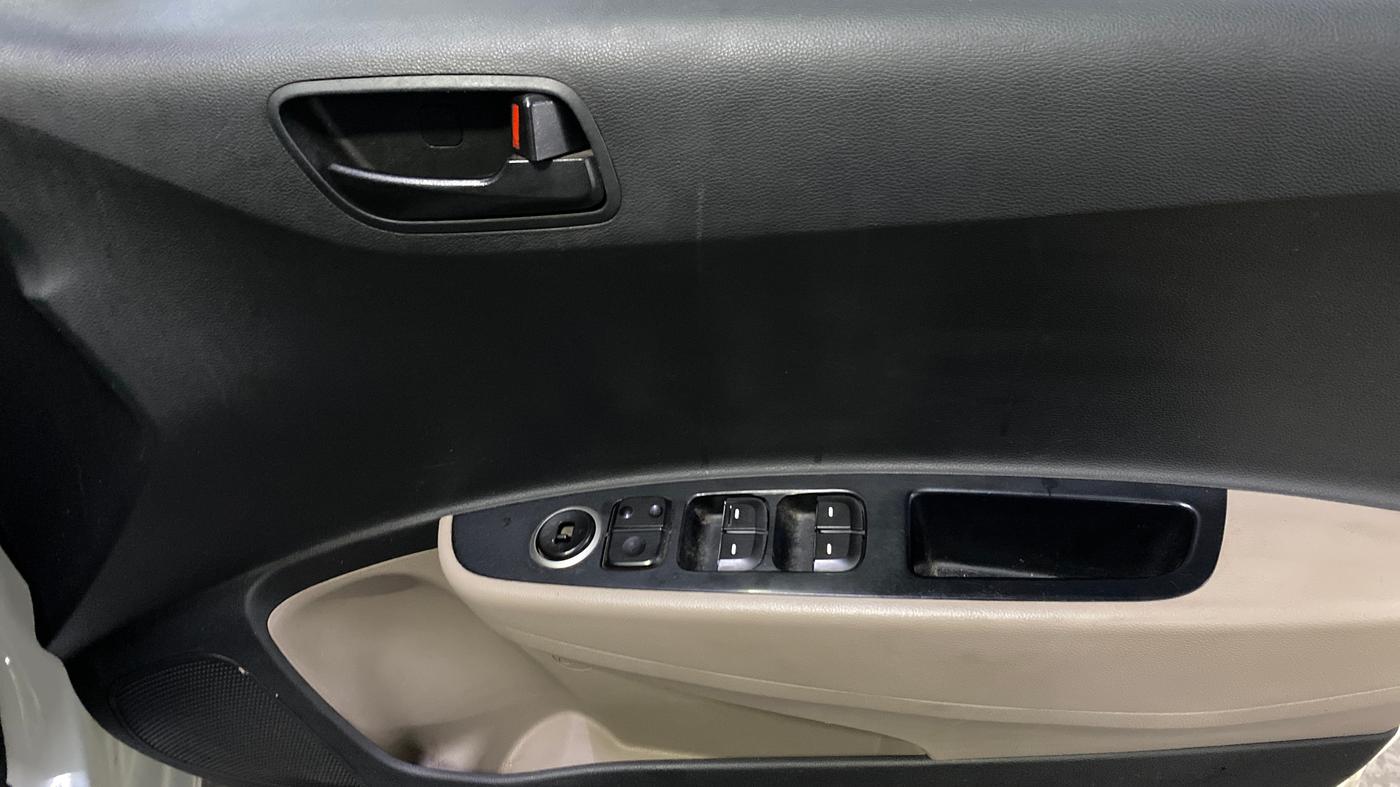 2018 Hyundai Grand i10 MAGNA 1.2 KAPPA VTVT, Petrol, Manual, 1,23,155 km, Driver Side Door Panels Control