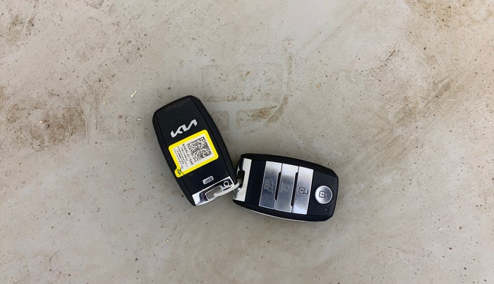 2022 KIA CARENS LUXURY PLUS 1.4 PETROL DCT 7 STR, Petrol, Automatic, 36,336 km, Key Close Up