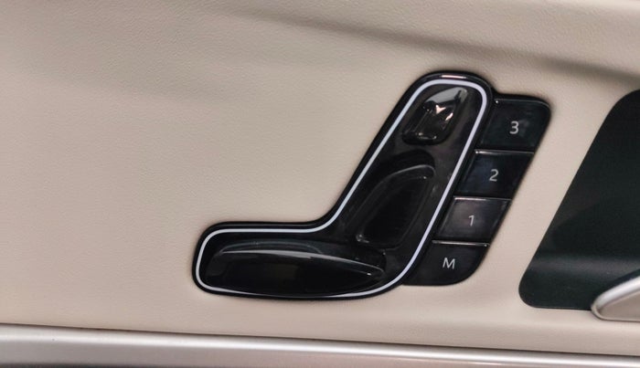 2021 Mahindra XUV700 AX 7 P MT 7 STR, Petrol, Manual, 37,871 km, Driver Side Adjustment Panel